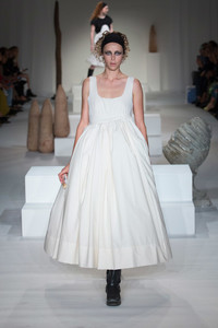 edie_molly_goddard_ss18_designscene.thumb.jpg.fc03b29a7a5cc8433d9b688aba526ea7.jpg
