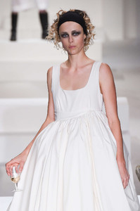 edie_molly_goddard_ss18_fashionnetwork.thumb.jpg.e60d51f2d87edfc36aac0b9dc1d70383.jpg