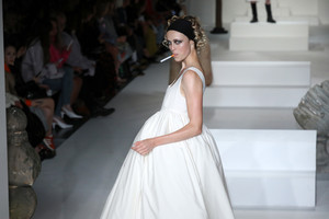 edie_molly_goddard_ss18_huffingtonpost_1.thumb.jpg.87c39f3354360f587fc40202be06ef2b.jpg