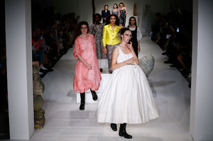 edie_molly_goddard_ss18_nymag.thumb.jpg.7fa7553e64281d1754e0591e9d4a2d44.jpg
