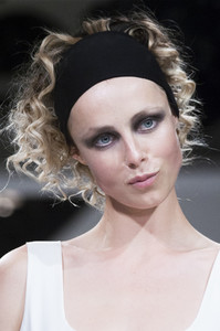 edie_molly_goddard_ss18_theimpression_2.thumb.jpg.496aaa9e753abffb9509870adb1c312e.jpg