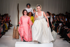 edie_molly_goddard_ss18_theimpression_5.thumb.jpg.4e649a8c51c6b42d01aeea89b82ea431.jpg
