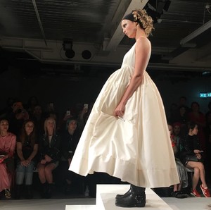 edie_molly_goddard_ss18_tlrjosiehall.thumb.jpg.f3e8ec02f526c5062e8d46646b3fa41a.jpg