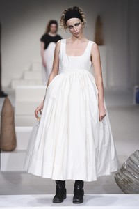 edie_molly_goddard_ss18_vogue.thumb.jpg.1454589a22dcca2f98d572e716480d05.jpg