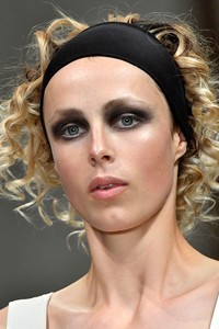 edie_molly_goddard_ss18_vogue_2000_1.thumb.jpeg.39751af62abef5098ead4636f447d74f.jpeg