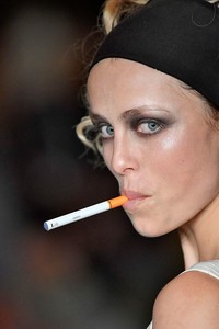 edie_molly_goddard_ss18_vogue_2000_3.thumb.jpeg.ae6d3f39343c398af10d20f445e9043f.jpeg