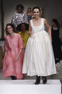 edie_molly_goddard_ss18_vogue_2000_4.thumb.jpeg.ebc3cc7b9d0ef1c589d0082218838873.jpeg