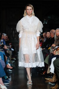 edie_simone_rocha_ss18_nytimes.thumb.jpg.2877e69bbc9f16991f26974c709856ff.jpg