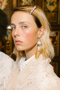 edie_simone_rocha_ss18_vogue_1.thumb.jpg.ee37182497d094321d6f860f2ac7f193.jpg