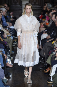 edie_simone_rocha_ss18_wwd_1.thumb.jpg.845d04246ca52cd98cde56b77fbf29f7.jpg