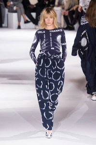 edie_stella_mccartney_ss17_1.thumb.jpg.55e2533b683db96eafc7d0f8fe49e03a.jpg