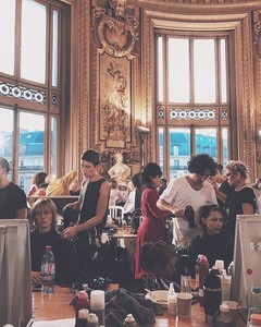 edie_stella_mccartney_ss17_backstage.thumb.jpg.3b9fc862d3598f92979f22f46016ae81.jpg