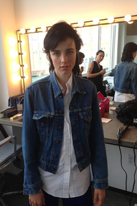 edie_vogue_germany_nov13_bts_vogue_1.thumb.jpg.73f2bdbe5282ea18b1636c92a6a2e4d1.jpg