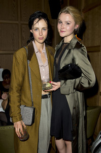 edie_vogue_lfw_15sep13_zimbio_1.thumb.jpg.694d6680d471219222979a3c58d6c3bd.jpg