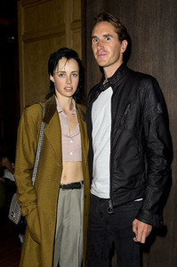 edie_vogue_lfw_15sep13_zimbio_2.thumb.jpg.bdd2262bf5d4b29808a22ed5d366b4ba.jpg
