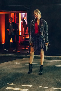 edie_vogue_paris_95th_3oct15_stylecartel.thumb.jpg.8e3ee4755f8c3e21bf554c13bfc92a67.jpg