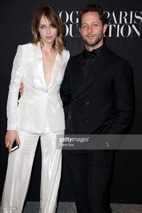 edie_vogue_paris_gala_5jul16_gettyimages.thumb.jpg.c1a446e009fcc9c9f8a6a08ddf2bcf94.jpg