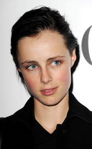 edie_vogue_pop_up_30oct13_zimbio_1.thumb.jpeg.5d01a79cc9fc586d038e98441305231e.jpeg