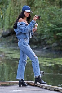 eiza-gonzalez-out-in-vancouver-91217-20.jpg