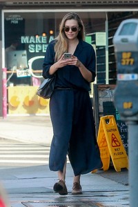 elizabeth-olsen-checks-messages-west-hollywood-08-29-2017-1.jpg