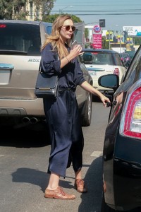 elizabeth-olsen-checks-messages-west-hollywood-08-29-2017-3.jpg