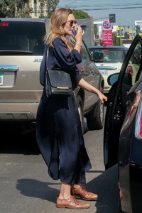 elizabeth-olsen-checks-messages-west-hollywood-08-29-2017-4.jpg