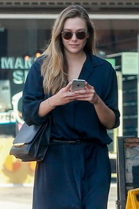 elizabeth-olsen-checks-messages-west-hollywood-08-29-2017-6.jpg