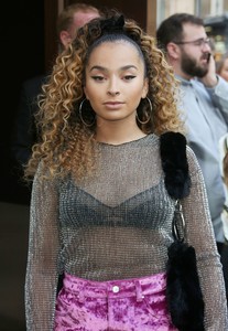 ella-eyre-topshop-show-in-london-09-17-2017-2.jpg