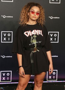ella-eyre-voxi-launch-party-in-london-uk-08-31-2017-3.jpg