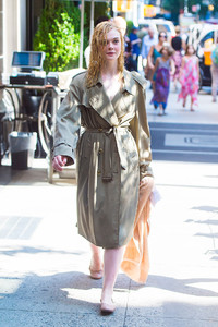 elle-fanning-filming-an-untitled-woody-allen-film-in-nyc-92617-1.jpg