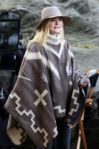 elle-fanning-filming-an-untitled-woody-allen-film-in-nyc-92617-15.jpg