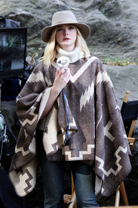 elle-fanning-filming-an-untitled-woody-allen-film-in-nyc-92617-16.jpg