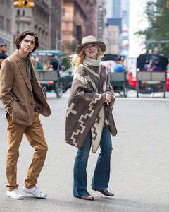 elle-fanning-filming-an-untitled-woody-allen-film-in-nyc-92617-18.jpg