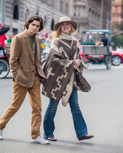 elle-fanning-filming-an-untitled-woody-allen-film-in-nyc-92617-19.jpg