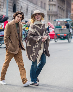 elle-fanning-filming-an-untitled-woody-allen-film-in-nyc-92617-20.jpg