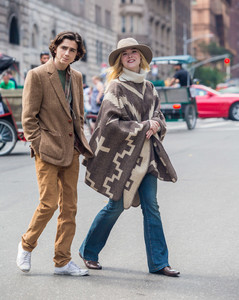 elle-fanning-filming-an-untitled-woody-allen-film-in-nyc-92617-23.jpg