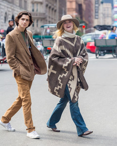 elle-fanning-filming-an-untitled-woody-allen-film-in-nyc-92617-25.jpg