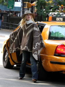 elle-fanning-filming-an-untitled-woody-allen-film-in-nyc-92617-26.jpg