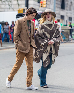 elle-fanning-filming-an-untitled-woody-allen-film-in-nyc-92617-27.jpg