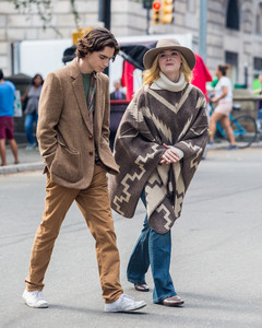 elle-fanning-filming-an-untitled-woody-allen-film-in-nyc-92617-28.jpg