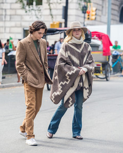elle-fanning-filming-an-untitled-woody-allen-film-in-nyc-92617-29.jpg