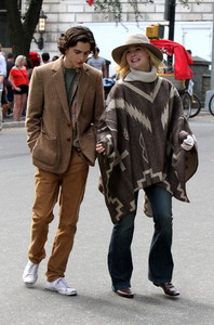 elle-fanning-filming-an-untitled-woody-allen-film-in-nyc-92617-30.jpg