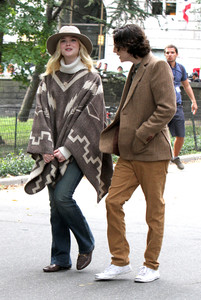 elle-fanning-filming-an-untitled-woody-allen-film-in-nyc-92617-31.jpg