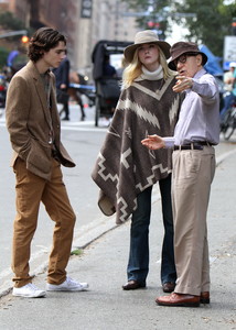elle-fanning-filming-an-untitled-woody-allen-film-in-nyc-92617-32.jpg
