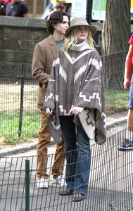 elle-fanning-filming-an-untitled-woody-allen-film-in-nyc-92617-34.jpg