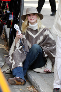 elle-fanning-filming-an-untitled-woody-allen-film-in-nyc-92617-37.jpg