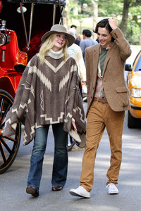 elle-fanning-filming-an-untitled-woody-allen-film-in-nyc-92617-38.jpg