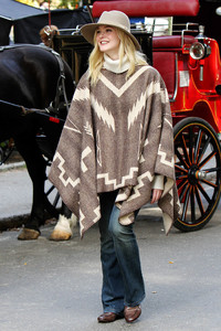 elle-fanning-filming-an-untitled-woody-allen-film-in-nyc-92617-39.jpg