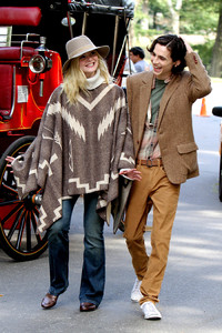 elle-fanning-filming-an-untitled-woody-allen-film-in-nyc-92617-40.jpg