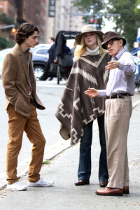 elle-fanning-filming-an-untitled-woody-allen-film-in-nyc-92617-41.jpg